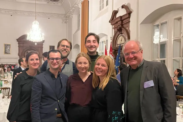 Gruppfoto i en sal. Foto.