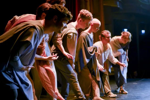 Studenter bockar på scen. Foto.