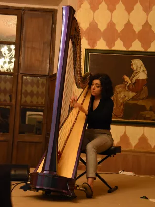 Eleonora Pennino playing the harp. Photo.